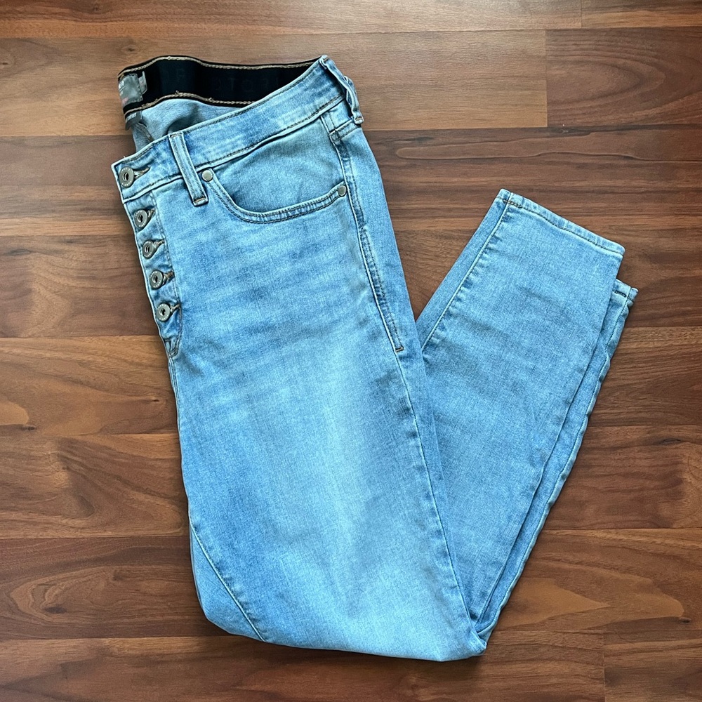 Torrid NWOT Sky High Skinny Jeans. Size 16S Light Wash.